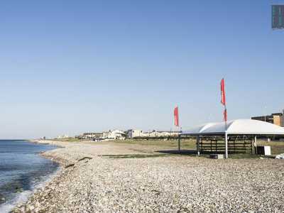 Superato il parco Perotti e il torrente Valenzano, si entra nel territorio del rione Japigia. Il lungomare prende il nome di via Di Cagno Abbrescia e costeggia la spiaggia pubblica di Torre Quetta. Accanto al lido si dispiega un tratto di costa dominato dai ciottoli e ben tenuto, anche grazie alla presenza di una delle due scuole di surf della citt� (foto di Gennaro Gargiulo)